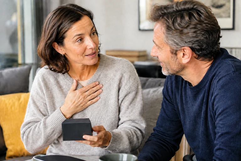 Deux personnes échangent dans une conversation attentive